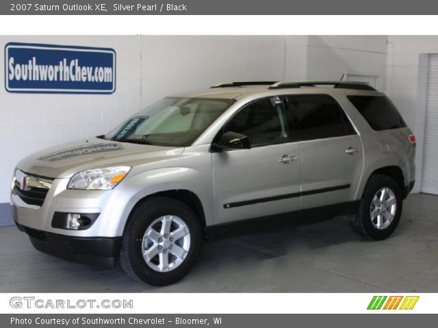 2007 Saturn Outlook XE in Silver Pearl