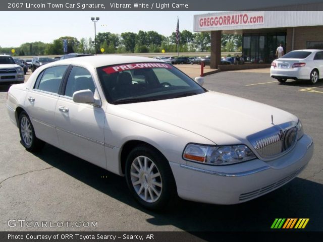 2007 Lincoln Town Car Signature in Vibrant White