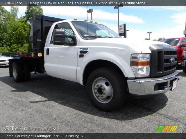 2009 Ford F350 Super Duty XL Regular Cab Chassis in Oxford White