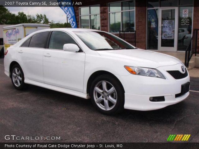 2007 Toyota Camry SE in Super White