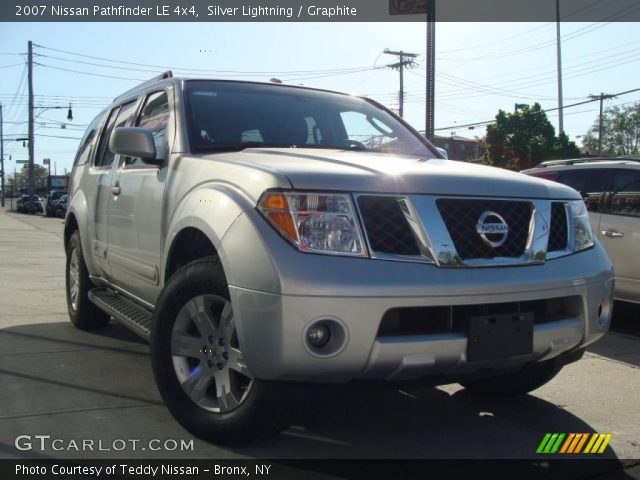 2007 Nissan Pathfinder LE 4x4 in Silver Lightning