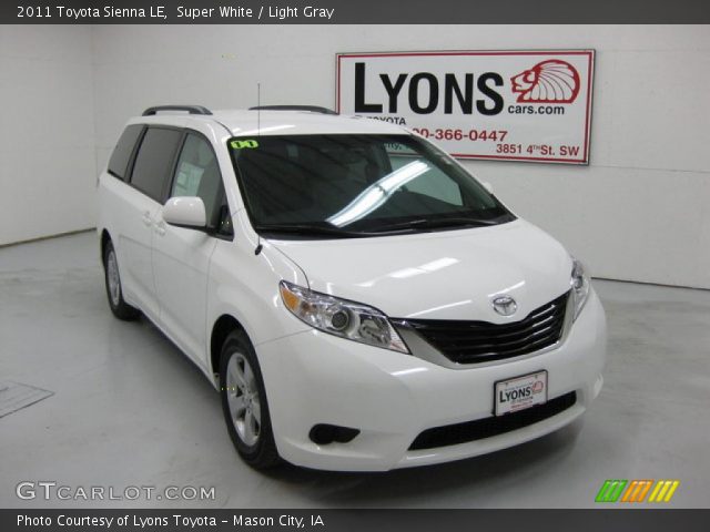 2011 Toyota Sienna LE in Super White