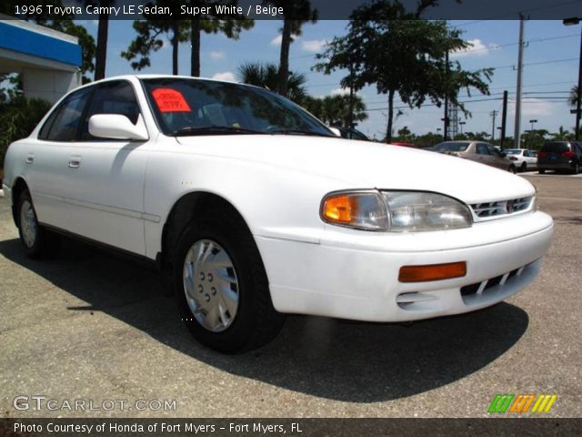 1996 Toyota Camry LE Sedan in Super White