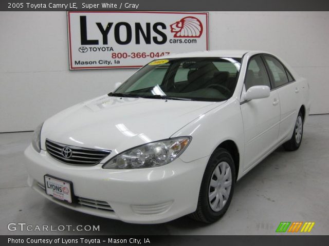 2005 Toyota Camry LE in Super White