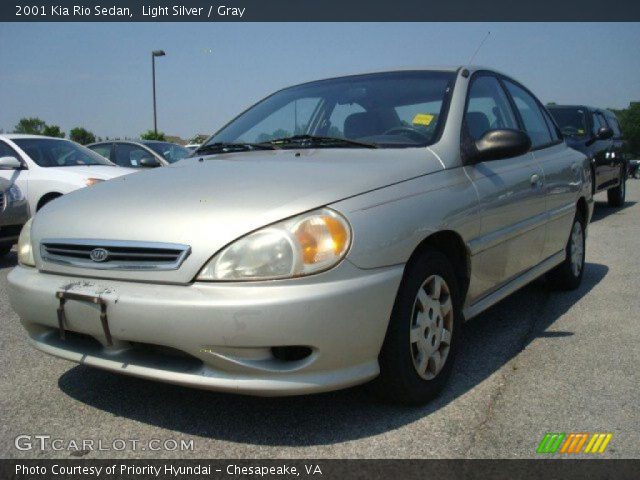2001 Kia Rio Sedan in Light Silver