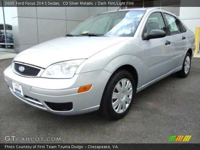 2005 Ford Focus ZX4 S Sedan in CD Silver Metallic