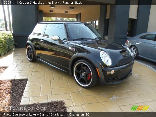2005 Mini Cooper S Hardtop in Jet Black