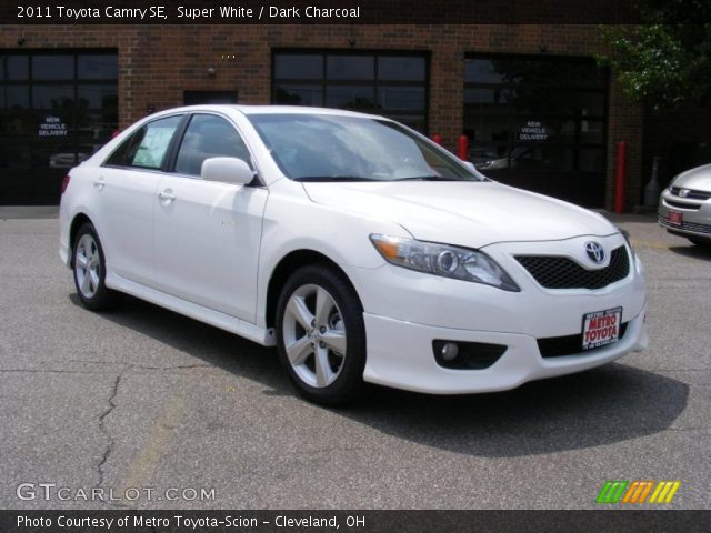 2011 White toyota camry se for sale