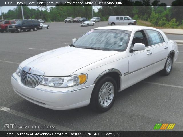 1999 Lincoln Town Car Signature in Performance White