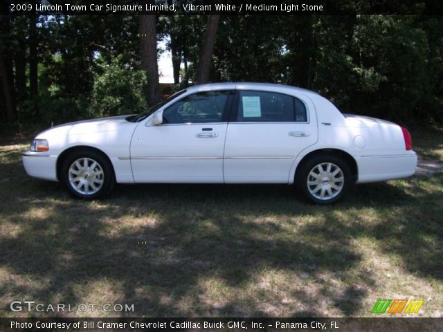 2009 Lincoln Town Car Signature Limited in Vibrant White