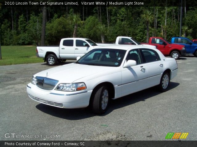 2010 Lincoln Town Car Signature Limited in Vibrant White