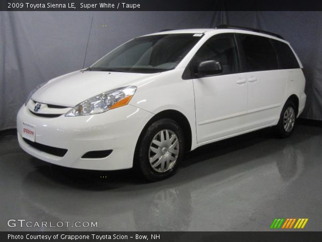 2009 Toyota Sienna LE in Super White