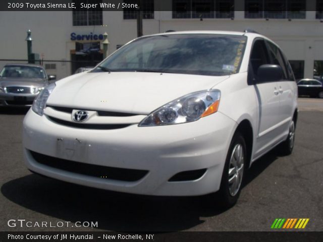 2009 Toyota Sienna LE in Super White