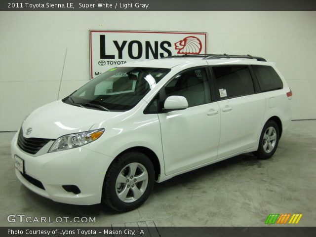 2011 Toyota Sienna LE in Super White