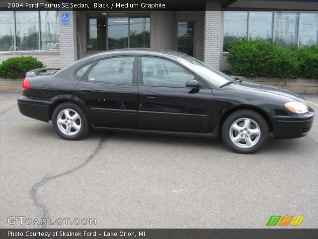 2004 Ford Taurus SE Sedan in Black
