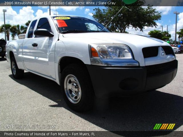 2006 Mitsubishi Raider LS Extended Cab in Arctic White