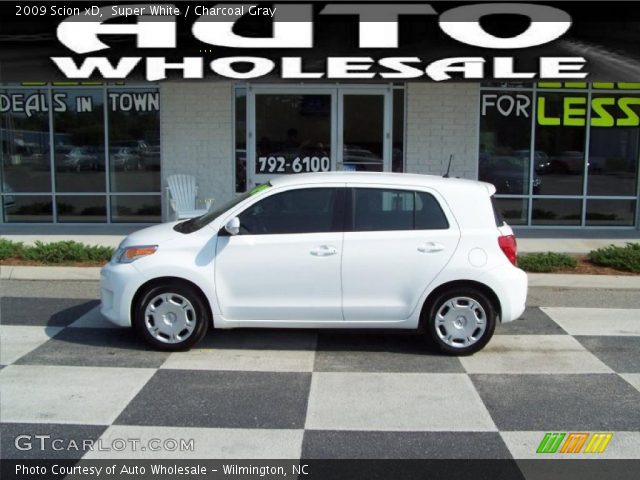 2009 Scion xD  in Super White