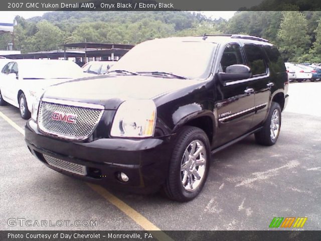 2007 GMC Yukon Denali AWD in Onyx Black