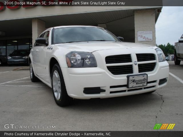 2006 Dodge Magnum SE in Stone White