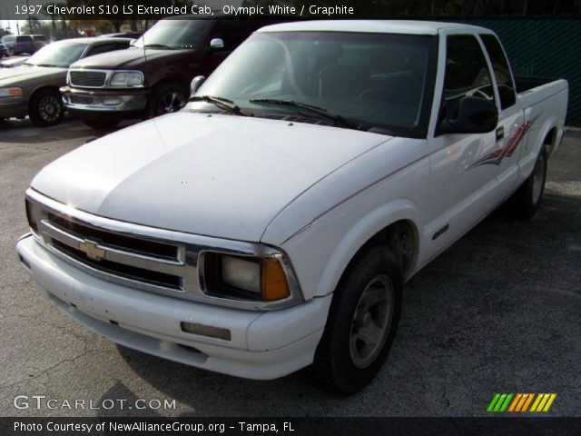 1997 Chevrolet S10 LS Extended Cab in Olympic White