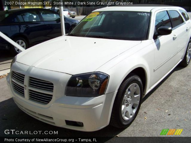 2007 Dodge Magnum SXT in Stone White