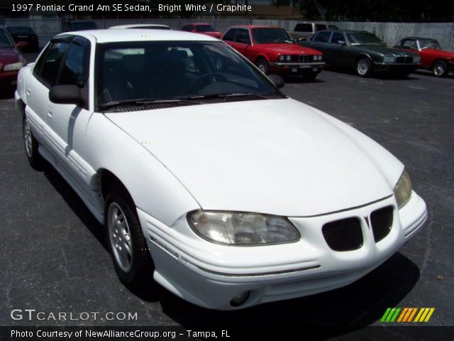 1997 Pontiac Grand Am SE Sedan in Bright White