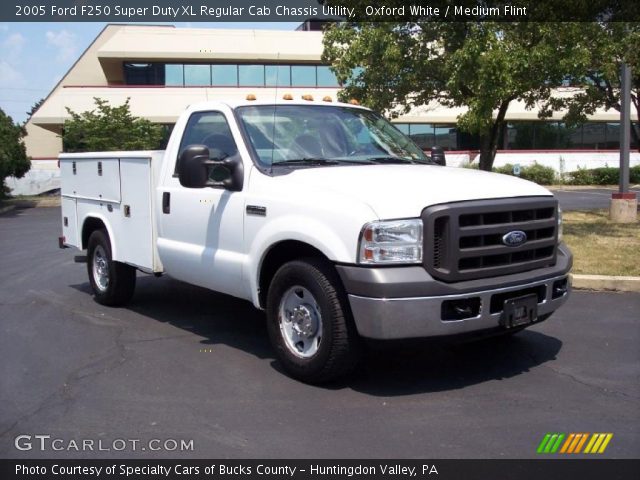 2005 Ford F250 Super Duty XL Regular Cab Chassis Utility in Oxford White