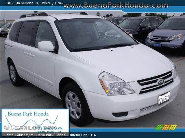 2007 Kia Sedona LX in White