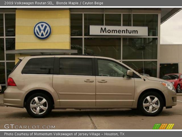2009 Volkswagen Routan SEL in Blonde Maple