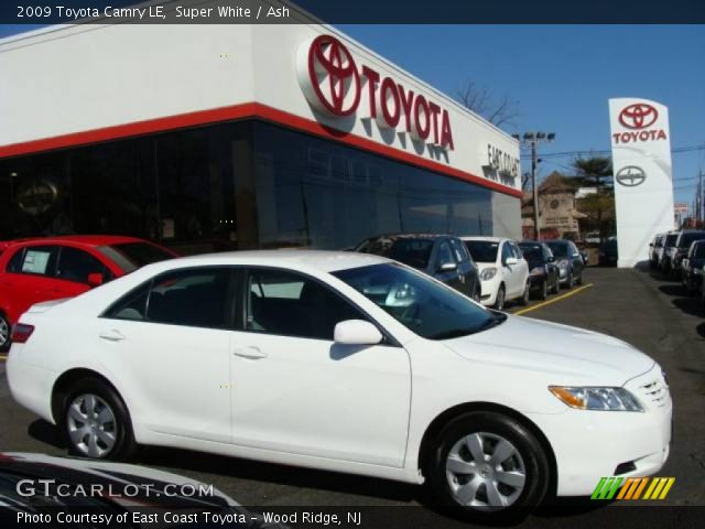 2009 Toyota Camry LE in Super White