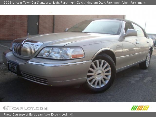 2003 Lincoln Town Car Signature in Light Parchment Gold