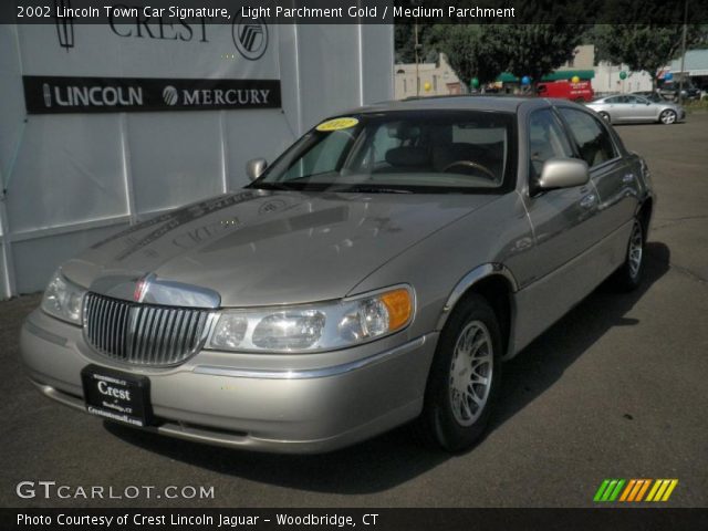 2002 Lincoln Town Car Signature in Light Parchment Gold