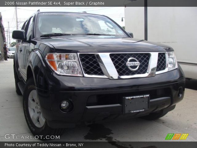 2006 Nissan Pathfinder SE 4x4 in Super Black