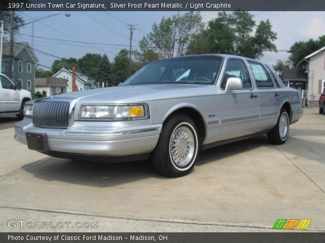 1997 Lincoln Town Car Signature in Silver Frost Pearl Metallic