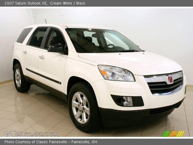 2007 Saturn Outlook XE in Cream White