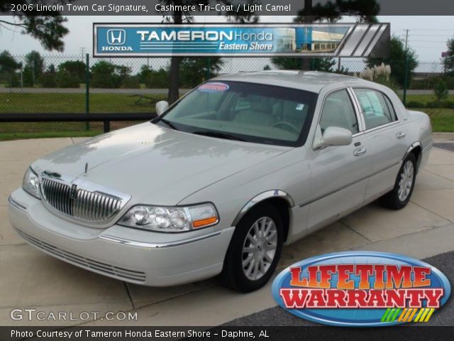 2006 Lincoln Town Car Signature in Cashmere Tri-Coat