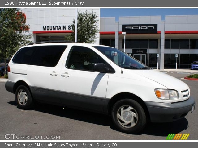 1998 Toyota Sienna LE in Super White