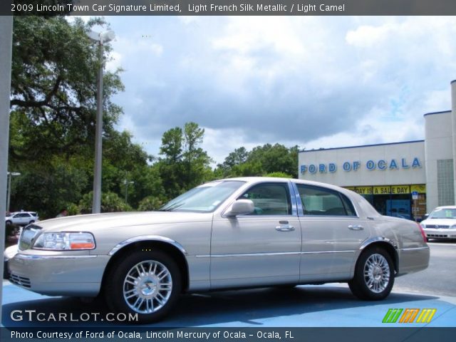 2009 Lincoln Town Car Signature Limited in Light French Silk Metallic