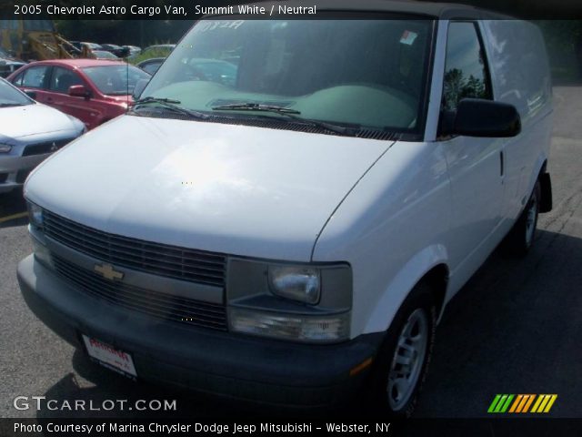 2005 Chevrolet Astro Cargo Van in Summit White