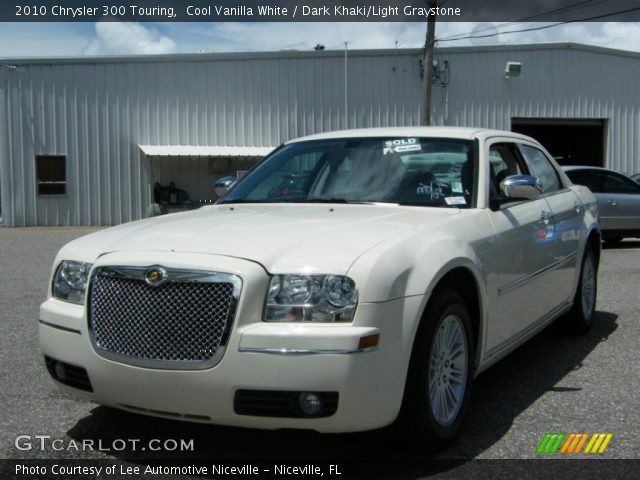 2010 Chrysler 300 Touring in Cool Vanilla White