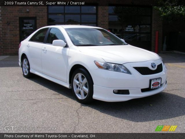 2009 Toyota Camry SE in Super White