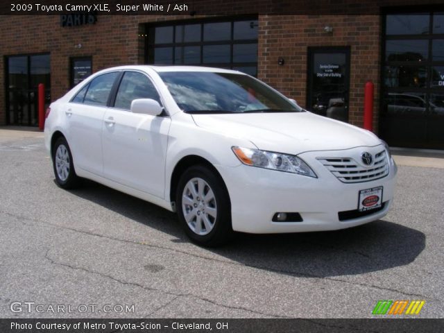 2009 Toyota Camry XLE in Super White