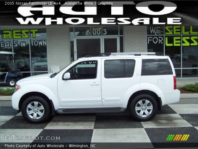 2005 Nissan Pathfinder LE 4x4 in Avalanche White