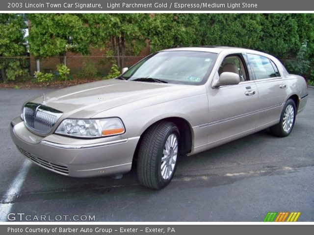 2003 Lincoln Town Car Signature in Light Parchment Gold