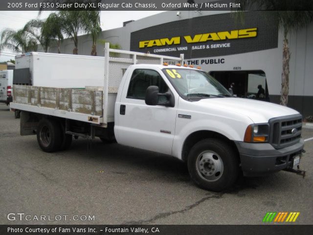 2005 Ford F350 Super Duty XL Regular Cab Chassis in Oxford White