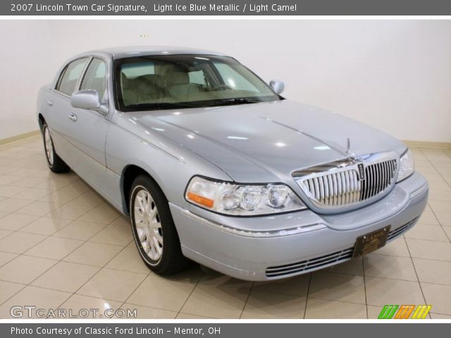 2007 Lincoln Town Car Signature in Light Ice Blue Metallic