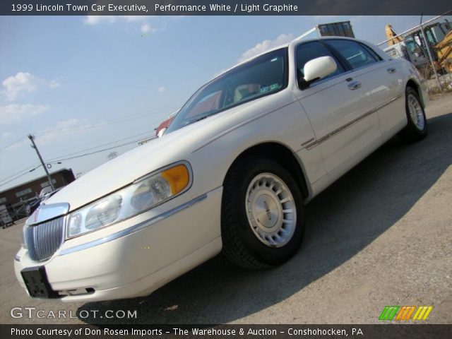 1999 Lincoln Town Car Executive in Performance White