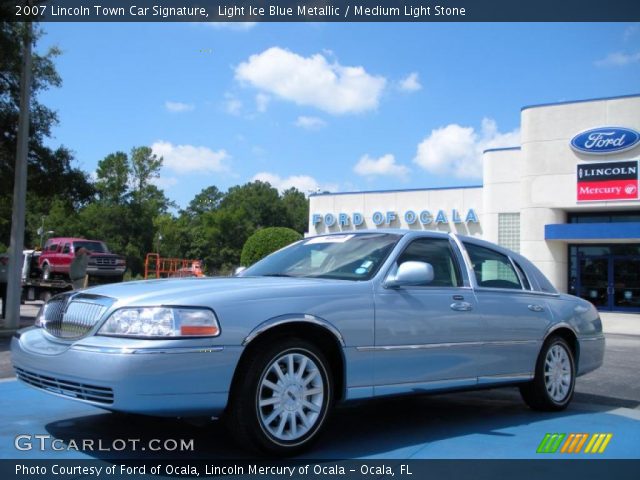 2007 Lincoln Town Car Signature in Light Ice Blue Metallic