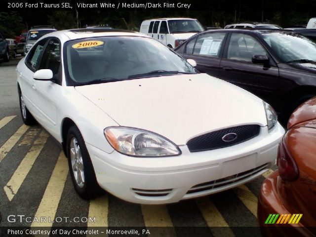 2006 Ford Taurus SEL in Vibrant White