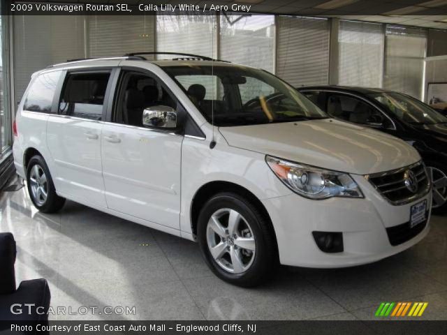 2009 Volkswagen Routan SEL in Calla Lilly White